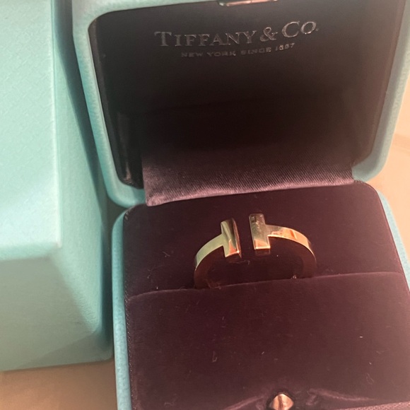 Tiffany T
Square Ring
in Yellow Gold size 7 - Picture 4 of 6